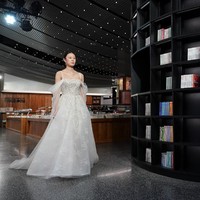 Para model memeragakan koleksi desainer China dalam China Fashion Week 2020/2021 Autumn/Winter. Pertamakalinya China Fashion Week digelar tanpa penonton karena adanya virus Corona. Foto: Lintao Zhang/ Getty Images.