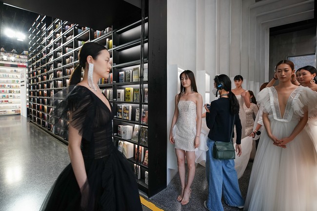 Para model memeragakan koleksi desainer China dalam China Fashion Week 2020/2021 Autumn/Winter. Pertamakalinya China Fashion Week digelar tanpa penonton karena adanya virus Corona. Foto: Lintao Zhang/ Getty Images.