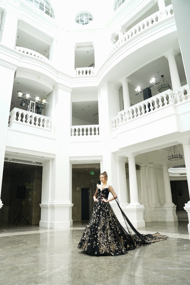 Para model memeragakan koleksi desainer China dalam China Fashion Week 2020/2021 Autumn/Winter. Pertamakalinya China Fashion Week digelar tanpa penonton karena adanya virus Corona. Foto: Lintao Zhang/ Getty Images.