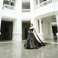 Para model memeragakan koleksi desainer China dalam China Fashion Week 2020/2021 Autumn/Winter. Pertamakalinya China Fashion Week digelar tanpa penonton karena adanya virus Corona. Foto: Lintao Zhang/ Getty Images.