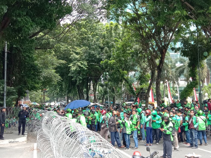 Demo pengemudi ojol di depan DPRD Medan (Ahmad Arfah-detikcom)