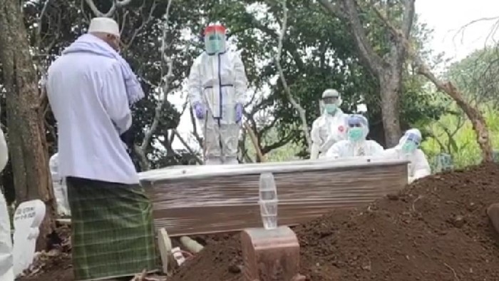 Seorang wanita curhat di Facebook soal ibunya yang meninggal dunia dalam perawatan di RSUD dr R Soedarsono, Kota Pasuruan. Lewat akun Tea Ranich, ia menyebut ibunya yang diabetes dilabeli COVID-19.