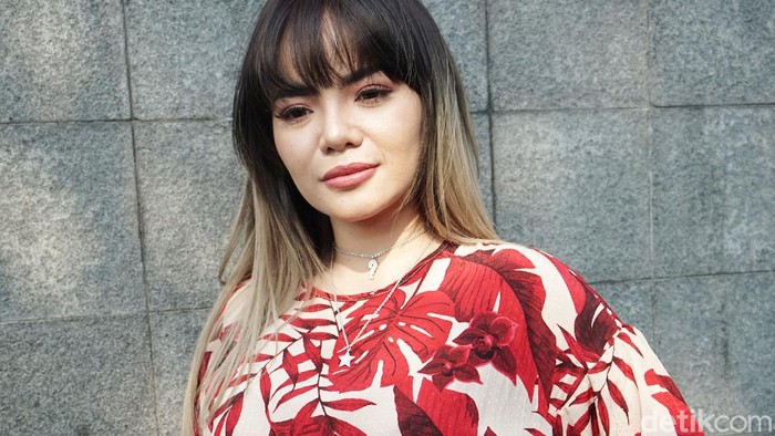 Dinar Candy saat ditemui di kawasan Trans TV.