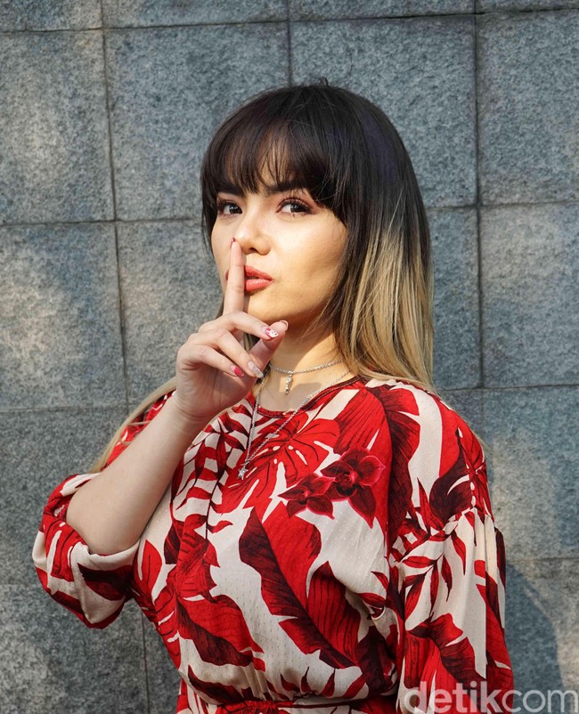 Dinar Candy pernah masuk pondok pesantren di Jakarta. Tapi sayangnya karena merasa tidak betah dengan para gurunya, ia memutuskan untuk keluar dari sana meski baru dua minggu. DJ cantik tersebut ternyata anak pendiri pesantren. Foto: Noel/detikFoto