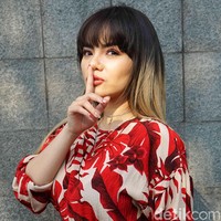 Dinar Candy pernah masuk pondok pesantren di Jakarta. Tapi sayangnya karena merasa tidak betah dengan para gurunya, ia memutuskan untuk keluar dari sana meski baru dua minggu. DJ cantik tersebut ternyata anak pendiri pesantren. Foto: Noel/detikFoto