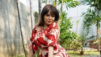 Dinar tampil seksi dengan jumpsuit merah. Pool/Noel/detikFoto.
