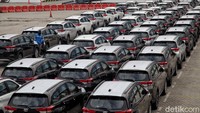 Petugas memeriksa sejumlah mobil yang hendak dieskpor ke Filipina di kawasan IPC Car Terminal, Jakarta .