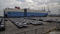 Petugas mempersiapkan mobil Toyota yang siap ekspor ke Filipina di kawasan IPC Car Terminal, Jakarta Utara, Selasa (4/8/2020).