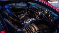 Ferrari limusin ini tetap mempertahankan arsitektur mesin V8 3,6 liter. Modifikasi dilakukan pada sistem penggerak, di mana shifter manual dirombak, lalu diganti dengan shifter otomatis dari Subaru Legacy GT. Foto: Carsales