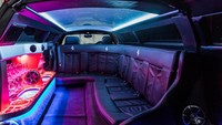 Menilik bagian interior, terdapat kursi yang memanjang membentuk huruf L. Di depan kursi panjang tersebut, terdapat semacam mini bar dan instalasi sound system untuk mendengarkan musik. Foto: Carsales