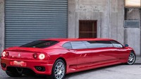 Modifikasi Ferrari menjadi mobil limusin ini bisa ditemui di Australia. Menggunakan basis Ferrari 360 Modena 2003, mobil sport ini dimodifikasi menjadi lebih panjang, namun tetap mempertahankan desain aslinya. Foto: Carsales