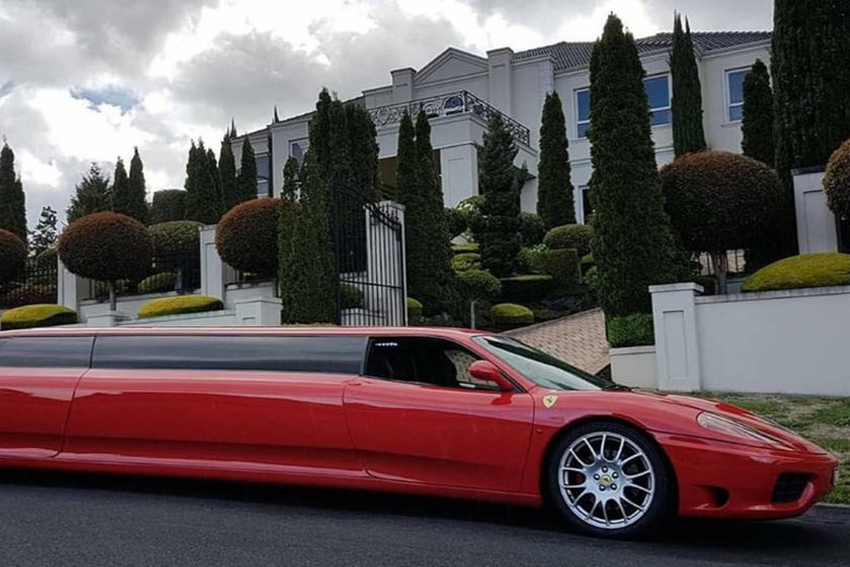 Ferrari 360 Modena yang dimodifikasi menjadi limusin Ferrari 360 Modena yang dimodifikasi menjadi limusin