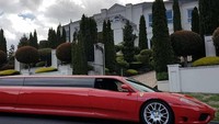 Dikutip dari Carsales, pemilik mobil bernama Scott Marshall sengaja memodifikasi Ferrari itu menjadi mobil limusin. Karena desainnya menjadi lebih elegan dan bisa menampung banyak orang, mobil ini pun tak lagi cocok buat kebut-kebutan. Sama seperti mobil limusin pada umumnya, Ferrari milik Scott itu kini lebih pantas digunakan untuk pesta pernikahan atau aktivitas bersifat glamor lainnya. Foto: Carsales