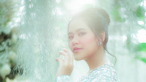 6 Gaya Kahiyang Ayu Pemotretan Hamil Anak Kedua
