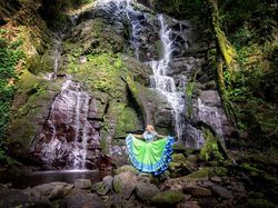 Fotografer Cantik Ini Potret Alam Sambil Pakai Baju Tradisional