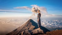 Fotografer Polandia punya cara unik abadikan momen keliling dunia. Selain potret keindahan alam, ia juga kenakan pakaian tradisional negara yang dikunjunginya.