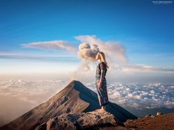 Fotografer Cantik Ini Potret Alam Sambil Pakai Baju Tradisional