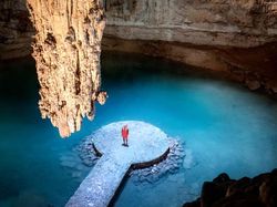 Fotografer Cantik Ini Potret Alam Sambil Pakai Baju Tradisional
