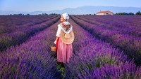 Fotografer Polandia punya cara unik abadikan momen keliling dunia. Selain potret keindahan alam, ia juga kenakan pakaian tradisional negara yang dikunjunginya.
