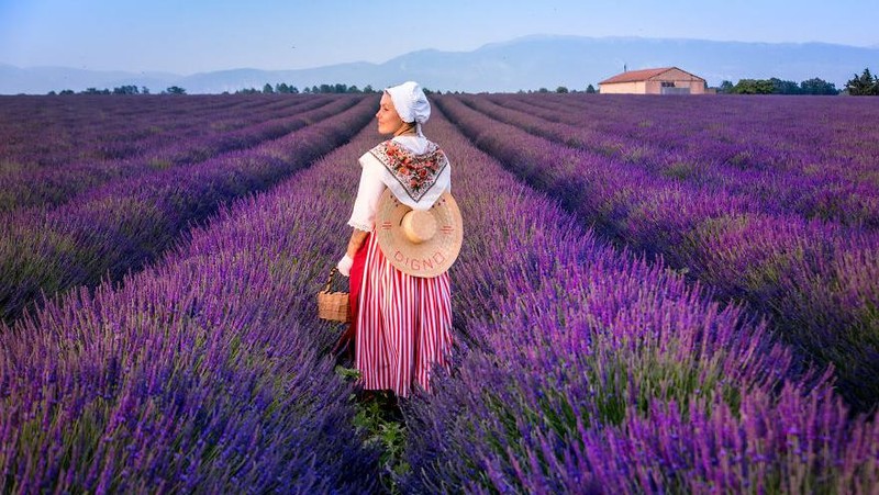 Fotografer Polandia punya cara unik abadikan momen keliling dunia. Selain potret keindahan alam, ia juga kenakan pakaian tradisional negara yang dikunjunginya.
