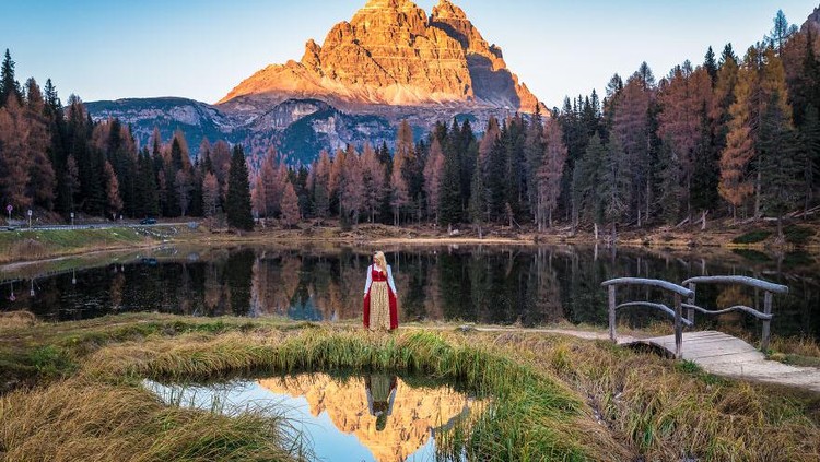 Fotografer Ini Abadikan Momen Keliling Dunia Lewat Baju Tradisional Fotografer Polandia punya cara unik abadikan momen keliling dunia. Selain potret keindahan alam, ia juga kenakan pakaian tradisional negara yang dikunjunginya.