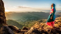 Fotografer Polandia punya cara unik abadikan momen keliling dunia. Selain potret keindahan alam, ia juga kenakan pakaian tradisional negara yang dikunjunginya.