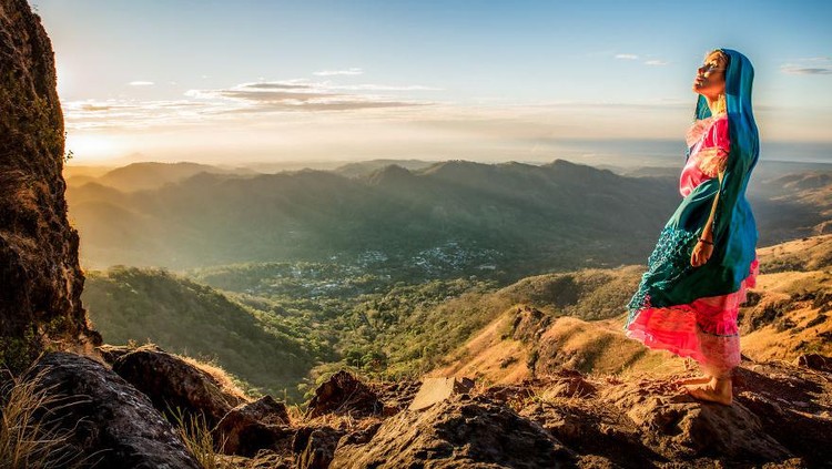 Fotografer Ini Abadikan Momen Keliling Dunia Lewat Baju Tradisional Fotografer Polandia punya cara unik abadikan momen keliling dunia. Selain potret keindahan alam, ia juga kenakan pakaian tradisional negara yang dikunjunginya.