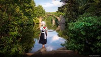 Fotografer Polandia punya cara unik abadikan momen keliling dunia. Selain potret keindahan alam, ia juga kenakan pakaian tradisional negara yang dikunjunginya.