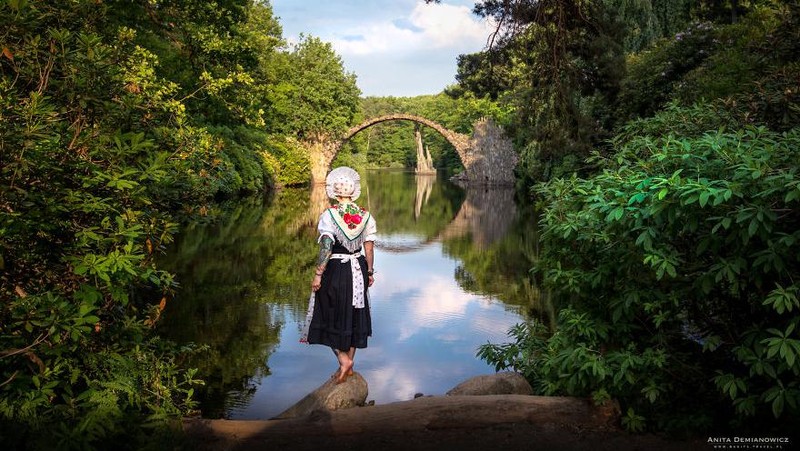 Fotografer Polandia punya cara unik abadikan momen keliling dunia. Selain potret keindahan alam, ia juga kenakan pakaian tradisional negara yang dikunjunginya.