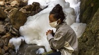 Jeslin Enriquez yang berusia 11 tahun, duduk di tepi sungai El Naranjo yang tercemar di Guatemala.  