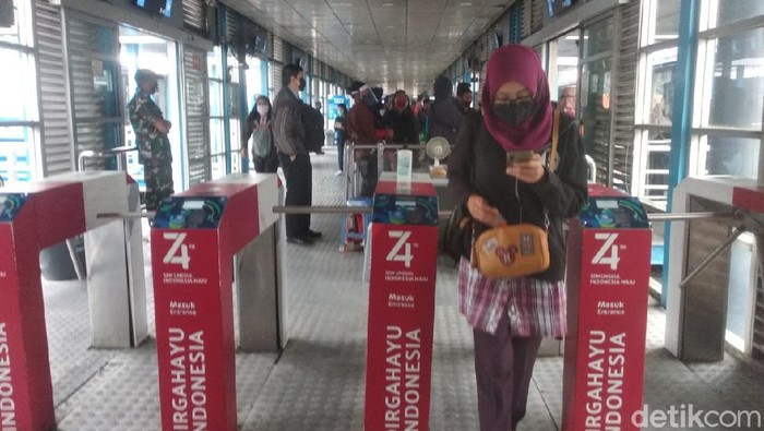 Hari kedua pemberlakuan ganjil-genap (gage), tidak terdapat antrean penumpang di Halte Transjakarta (TJ) Harmoni, Jakarta Pusat.