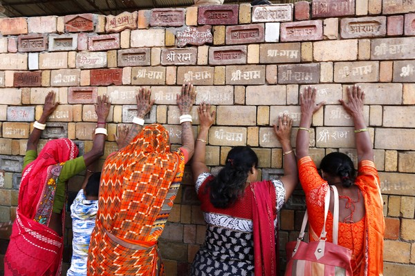 Upacara peletakan batu pertama hari Rabu menyusul putusan Mahkamah Agung India November lalu yang mendukung pembangunan sebuah kuil Hindu di lokasi yang disengketakan di negara bagian Uttar Pradesh. AP Photo/Rajesh Kumar Singh Upacara peletakan batu pertama hari Rabu menyusul putusan Mahkamah Agung India November lalu yang mendukung pembangunan sebuah kuil Hindu di lokasi yang disengketakan di negara bagian Uttar Pradesh. AP Photo/Rajesh Kumar Singh