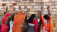 Upacara peletakan batu pertama hari Rabu menyusul putusan Mahkamah Agung India November lalu yang mendukung pembangunan sebuah kuil Hindu di lokasi yang disengketakan di negara bagian Uttar Pradesh. AP Photo/Rajesh Kumar Singh  