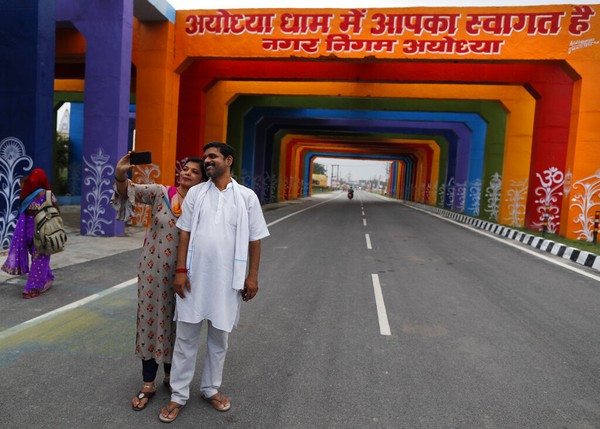 Rumah-rumah dan bangunan-bangunan lain yang dekat dengan situs candi di kota Ayodhya dicat kuning untuk menciptakan tampilan ketika dahulu dewa Hindu Ram memerintah di sana selama ribuan tahun. AP Photo/Rajesh Kumar Singh Rumah-rumah dan bangunan-bangunan lain yang dekat dengan situs candi di kota Ayodhya dicat kuning untuk menciptakan tampilan ketika dahulu dewa Hindu Ram memerintah di sana selama ribuan tahun. AP Photo/Rajesh Kumar Singh