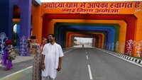 Rumah-rumah dan bangunan-bangunan lain yang dekat dengan situs candi di kota Ayodhya dicat kuning untuk menciptakan tampilan ketika dahulu dewa Hindu Ram memerintah di sana selama ribuan tahun. AP Photo/Rajesh Kumar Singh  