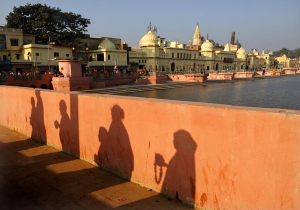 Sehingga Masjid Babri diabad ke-16 dihancurkan oleh garis keras Hindu pada bulan Desember 1992 yang memicu kekerasan besar-besaran Hindu-Muslim dan menewaskan sekitar 2.000 orang. AP Photo/Rajesh Kumar Singh Sehingga Masjid Babri diabad ke-16 dihancurkan oleh garis keras Hindu pada bulan Desember 1992 yang memicu kekerasan besar-besaran Hindu-Muslim dan menewaskan sekitar 2.000 orang. AP Photo/Rajesh Kumar Singh