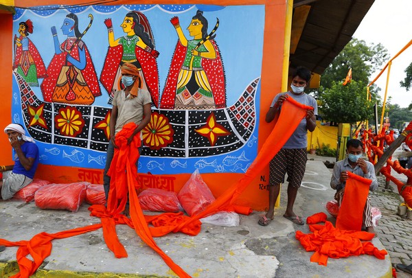 Upacara ini ditetapkan tanggal 5 Agustus 2020, yang secara astrologi menguntungkan bagi umat Hindu. AP Photo/Rajesh Kumar Singh Upacara ini ditetapkan tanggal 5 Agustus 2020, yang secara astrologi menguntungkan bagi umat Hindu. AP Photo/Rajesh Kumar Singh
