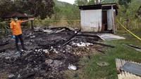 Sebelum memerkosa korban, RD mengaku minum minuman beralkohol bersama dua rekannya. Sekitar pukul 03.00 dini hari, RD kemudian masuk ke rumah korban, yang sedang tidur sendirian. Sedangkan kedua orang tua korban tidur di kios kecil tempat mereka berjualan yang tak jauh dari rumah.