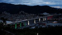 Lalu lintas akan mulai melintasi Jembatan San Giorgio yang kini dinamai St. George, di Genoa. AP Photo/Antonio Calanni  