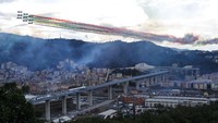 Pasukan aerobatik Angkatan Udara Italia terbang di atas Jembatan San Giorgio yang baru pada saat pelantikannya di Genoa, Italia. AP Photo/Antonio Calanni  