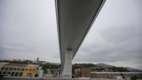 Para keluarga masih percaya bahwa pemeliharaan jembatan yang buruk menjadi penyebab keruntuhan. AP Photo/Luca Bruno  