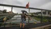 Para keluarga korban tewas sempat memboikot acara peresmian jembatan pengganti tesebut. AP Photo/Luca Bruno  