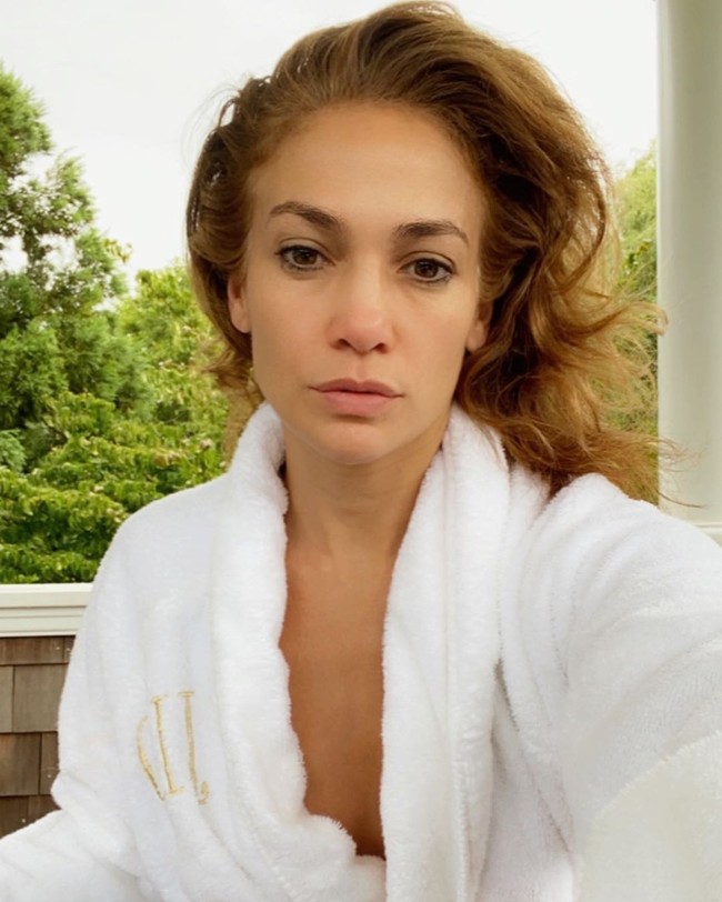 Bagaimana menurut Anda? Wajah cantik J.Lo ini asli atau palsu? (Foto: Instagram/@jlo)