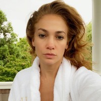 Bagaimana menurut Anda? Wajah cantik J.Lo ini asli atau palsu? (Foto: Instagram/@jlo)