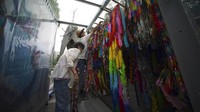 Sejumlah pernak-pernik untuk peringatan bom Hiroshima pun mulai dijajakan di area sekitar Hiroshima Peace Memorial Museum menjelang upacara peringatan tersebut.