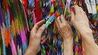 Salah satu pernak-pernik yang ditawarkan adalah deretan origami berbentuk burung kertas yang disusun memanjang seperti ini.