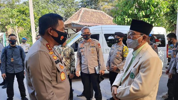 Kapolda Metro Jaya Irjen Nana Sujana mengunjungi pondok pesantren At-Taqwa di Kabupaten Bekasi, Jawa Barat.