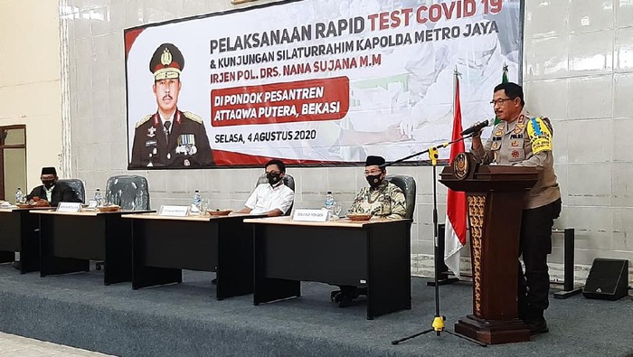 Kapolda Metro Jaya Irjen Nana Sujana mengunjungi pondok pesantren At-Taqwa di Kabupaten Bekasi, Jawa Barat.