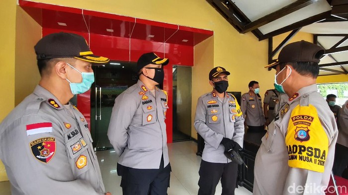 Kapolda Sulawesi Tengah Kapolda Sulteng Irjen Pol Syafril Nursal saat berbicara dengan Kapolres Palu, Kapolres Donggala dan Kapolres Sigi (M Qadri/detikcom)