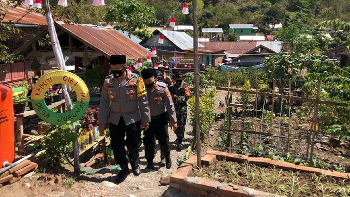 Kapolres Sumbawa, AKBP Widy Saputra bersama anggotanya dan personel TNI mengecek kondisi desa di Sumbawa, NTB